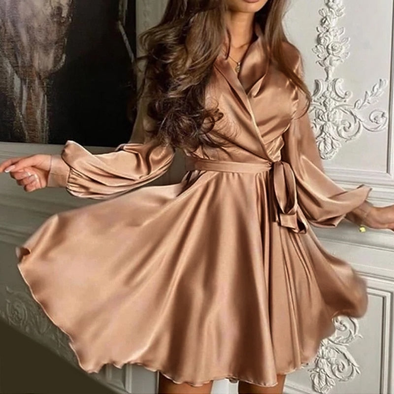 Robe mini portefeuille en satin à manches longues pour femme