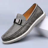 Caspian | Mocasín con decoración metálica y costura a mano