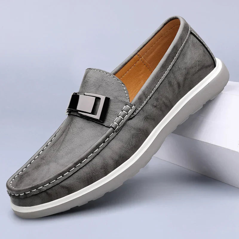 Caspian | Mocasín con decoración metálica y costura a mano