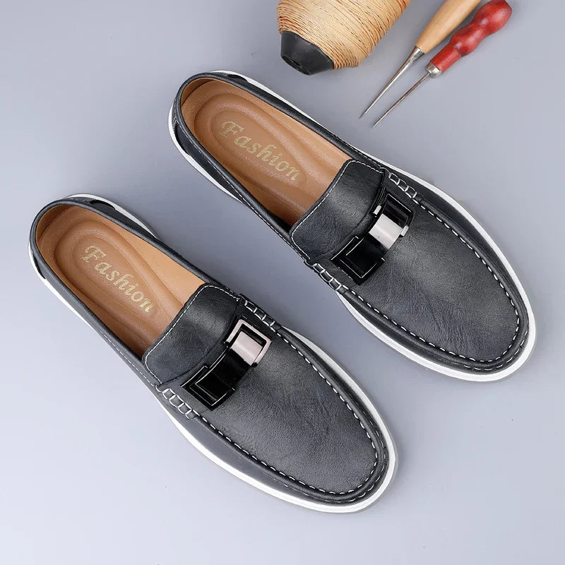 Caspian | Mocasín con decoración metálica y costura a mano