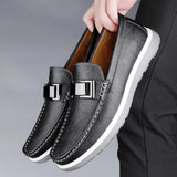 Caspian | Mocasín con decoración metálica y costura a mano