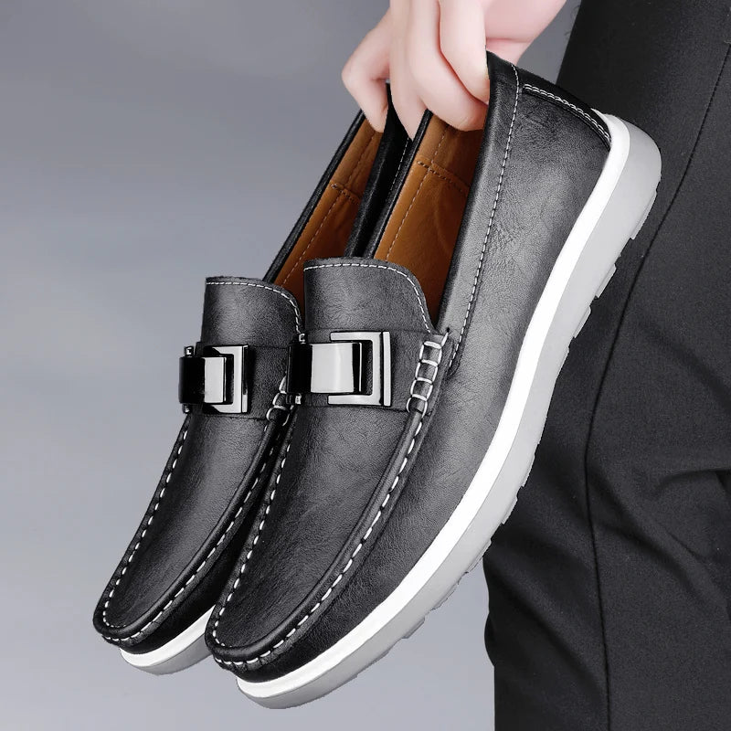 Caspian | Mocasín con decoración metálica y costura a mano