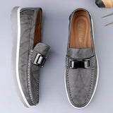 Caspian | Mocasín con decoración metálica y costura a mano