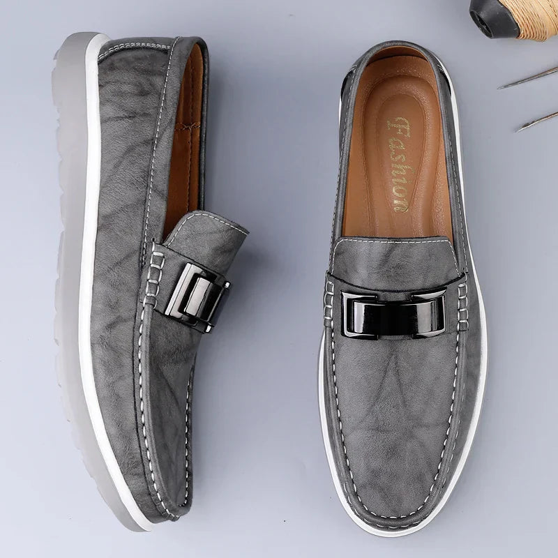 Caspian | Mocasín con decoración metálica y costura a mano