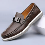 Caspian | Mocasín con decoración metálica y costura a mano
