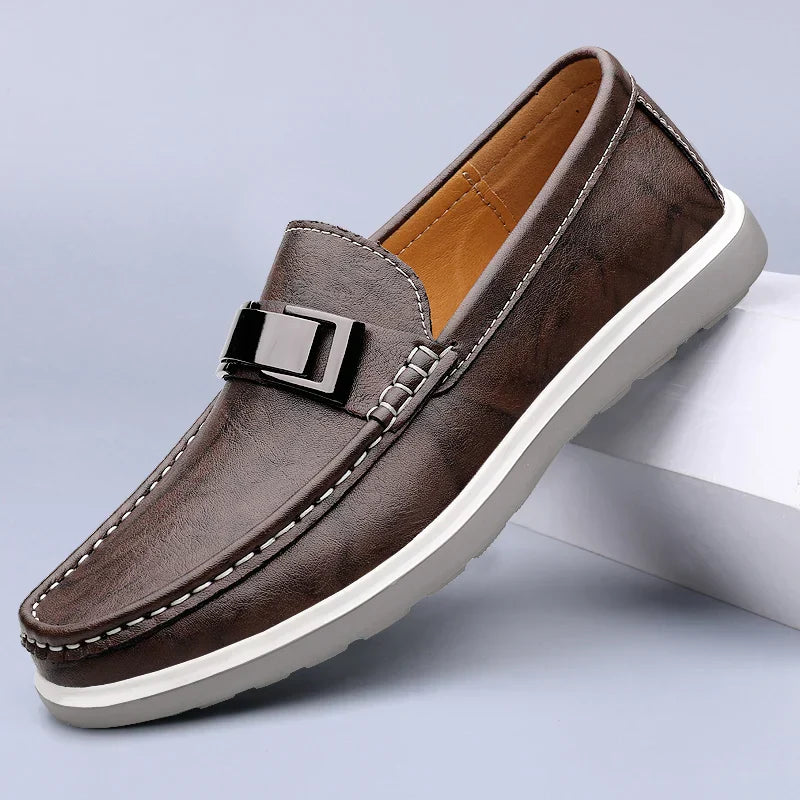 Caspian | Mocasín con decoración metálica y costura a mano