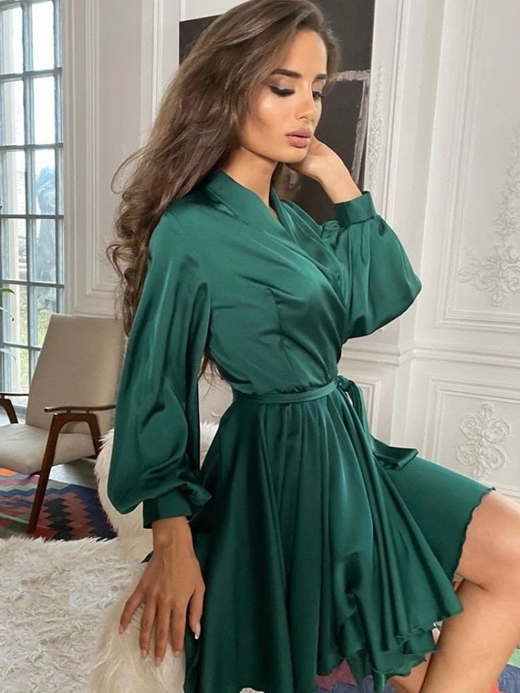 Robe mini portefeuille en satin à manches longues pour femme