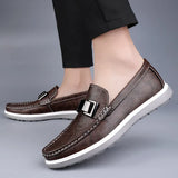 Caspian | Mocasín con decoración metálica y costura a mano