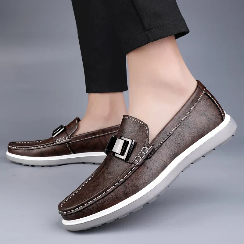 Caspian | Mocasín con decoración metálica y costura a mano