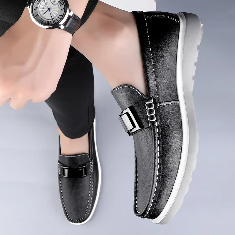 Caspian | Mocasín con decoración metálica y costura a mano