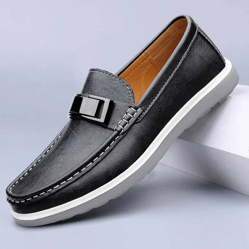 Caspian | Mocasín con decoración metálica y costura a mano